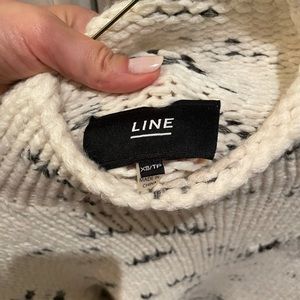 Line turtle neck sweater